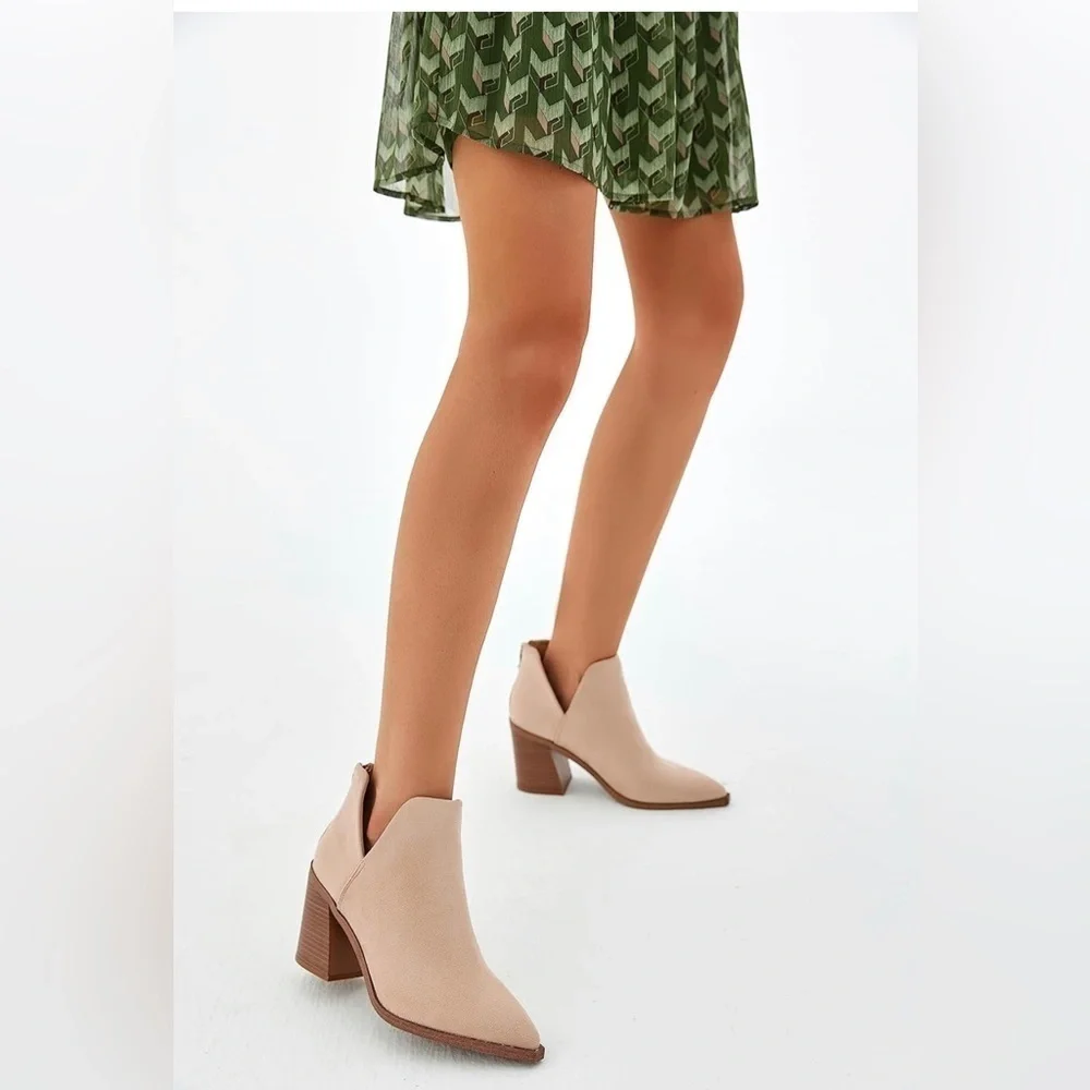 VINCE CAMUTO GIGETTE POINT TOE STALKED MID HEEL NUDE SUEDE LEATHER V BOOTIE 9M